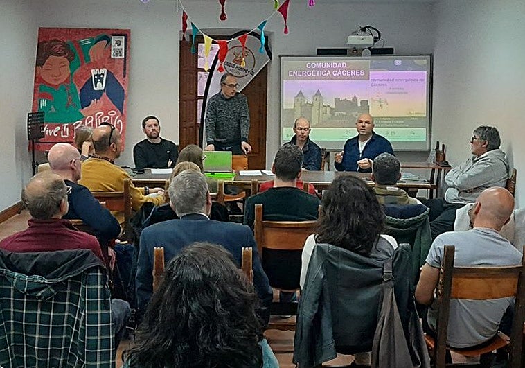 Arranca con 30 familias la primera comunidad energética de Cáceres al margen de las eléctricas